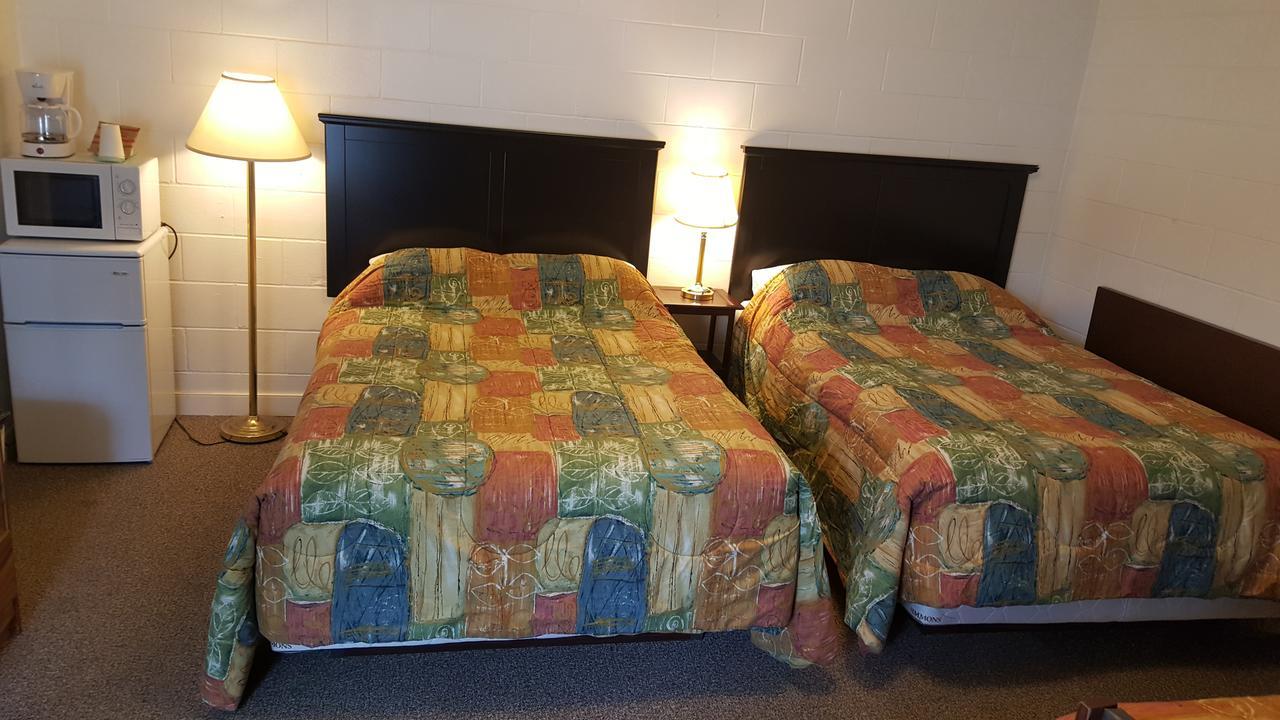 Centennial Motel Kindersley Esterno foto